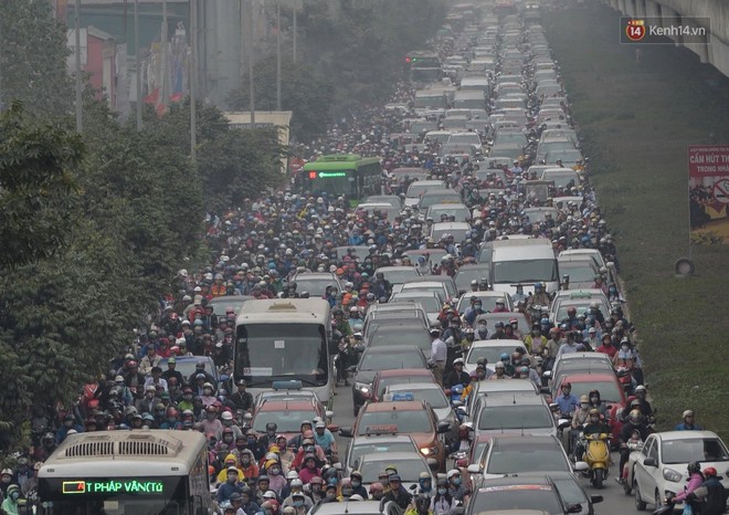 Hà Nội: Ùn tắc kinh hoàng trên đường Vành đai 3, hàng nghìn phương tiện chôn chân từ sáng sớm - Ảnh 4.
