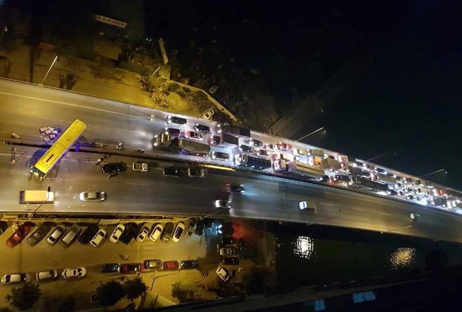 H&agrave; Nội: Xe kh&aacute;ch chở 20 người t&ocirc;ng xuy&ecirc;n hai l&agrave;n cầu cạn, chắn ngang đường tr&ecirc;n cao g&acirc;y &ugrave;n tắc k&eacute;o d&agrave;i - Ảnh 7.