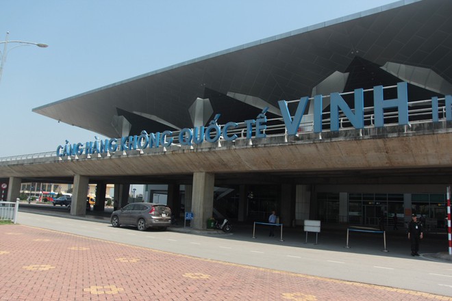 Bị nhắc nhở, t&agrave;i xế taxi d&ugrave;ng dao tấn c&ocirc;ng nh&acirc;n vi&ecirc;n an ninh s&acirc;n bay - Ảnh 1.