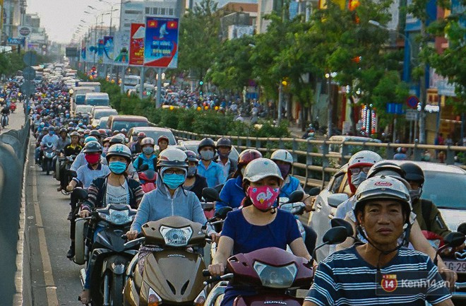 Cửa ngõ sân bay Tân Sơn Nhất ùn tắc suốt 2 tiếng, người Sài Gòn bơ phờ vì nóng bức và khói xe - Ảnh 11.