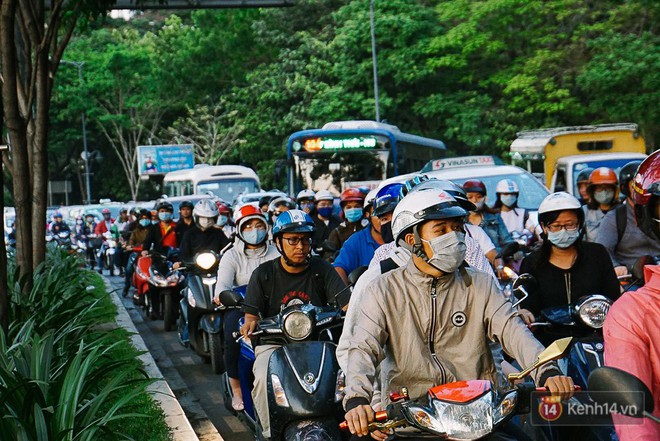 Cửa ngõ sân bay Tân Sơn Nhất ùn tắc suốt 2 tiếng, người Sài Gòn bơ phờ vì nóng bức và khói xe - Ảnh 6.