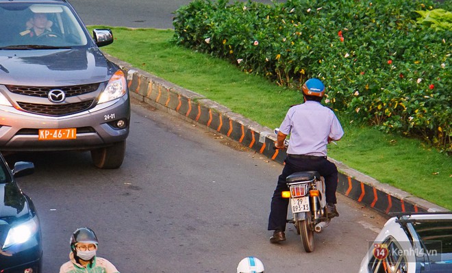 Cửa ngõ sân bay Tân Sơn Nhất ùn tắc suốt 2 tiếng, người Sài Gòn bơ phờ vì nóng bức và khói xe - Ảnh 4.