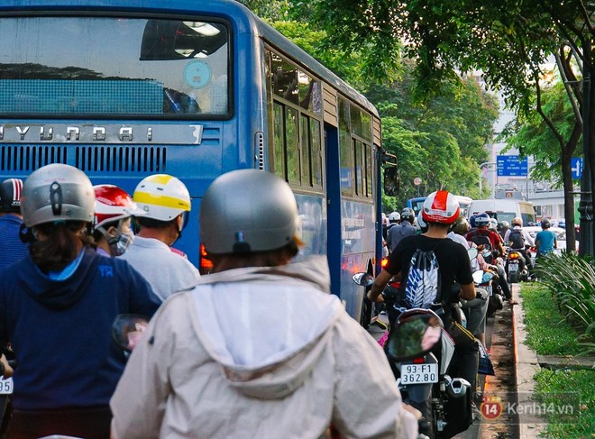 Cửa ngõ sân bay Tân Sơn Nhất ùn tắc suốt 2 tiếng, người Sài Gòn bơ phờ vì nóng bức và khói xe - Ảnh 3.