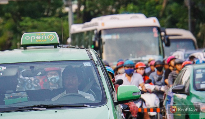 Cửa ngõ sân bay Tân Sơn Nhất ùn tắc suốt 2 tiếng, người Sài Gòn bơ phờ vì nóng bức và khói xe - Ảnh 2.