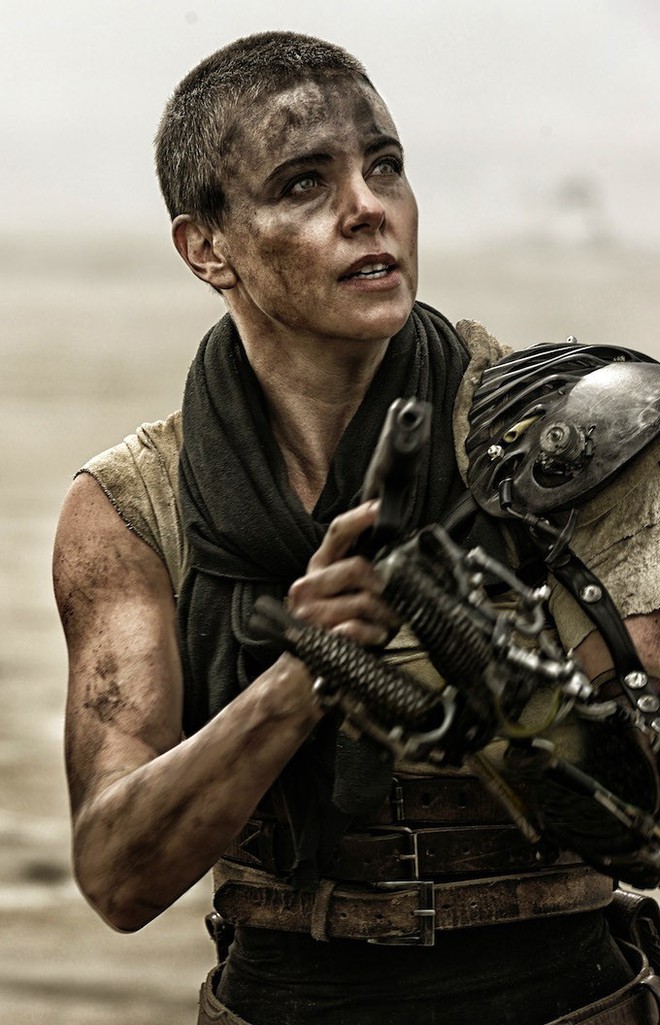 Charlize Theron từ nữ chiến binh ngầu lòi ở Mad Max bỗng phát tướng hóa mẹ bầu, ngày đêm cun cút chăm con - Ảnh 1.