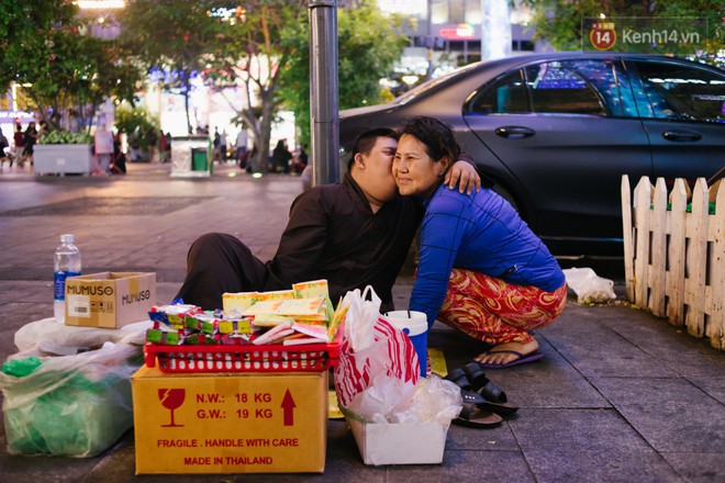 Chuyện má con thằng khờ bán hàng rong ở phố đi bộ Sài Gòn: 19 năm một mình đi tìm nụ cười cho con