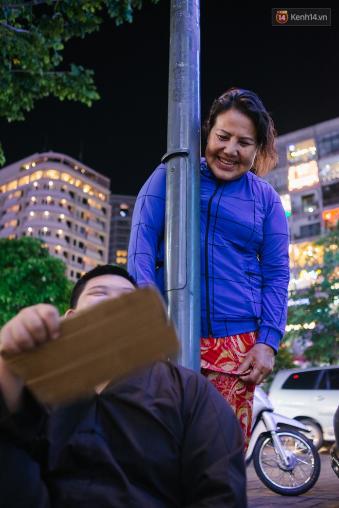 Chuyện má con thằng khờ bán hàng rong ở phố đi bộ Sài Gòn: 19 năm một mình đi tìm nụ cười cho con