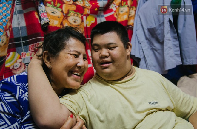 C&acirc;u chuyện người mẹ b&aacute;n h&agrave;ng rong dạy đứa con thiểu năng c&aacute;ch tự lập để một ng&agrave;y mất mẹ c&oacute; thể sống được giữa S&agrave;i G&ograve;n - Ảnh 1.