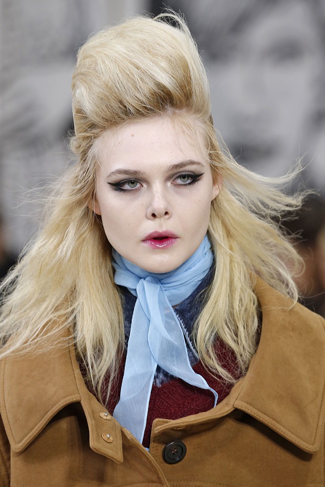 Mặt tr&ograve;n gấp đ&ocirc;i v&agrave; ch&acirc;n to gấp rưỡi Keia Gerber, Elle Fanning vẫn nghiễm nhi&ecirc;n l&agrave;m vedette của Miu Miu - Ảnh 2.