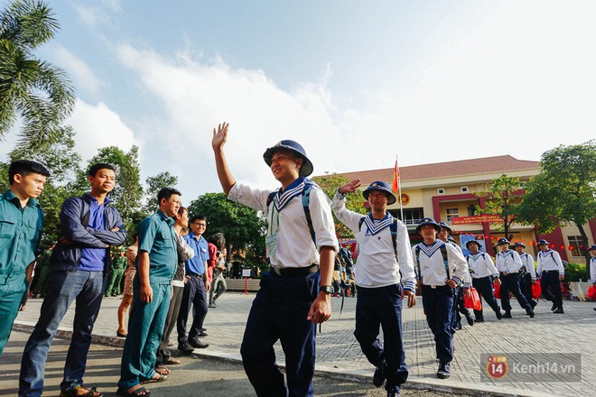 Tốt nghiệp loại giỏi, có công việc lương khá nhưng 2 cô gái xinh đẹp vẫn nộp đơn nhập ngũ, hòa cùng gần 4.000 tân binh tại Sài Gòn - Ảnh 17.