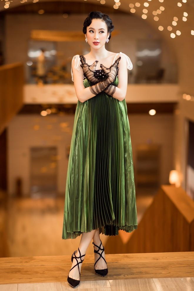 Không cần diện đồ bó sát khoe vòng ba ngoại cỡ, Angela Phương Trinh vẫn là tâm điểm với phong cách cổ điển - Ảnh 1.