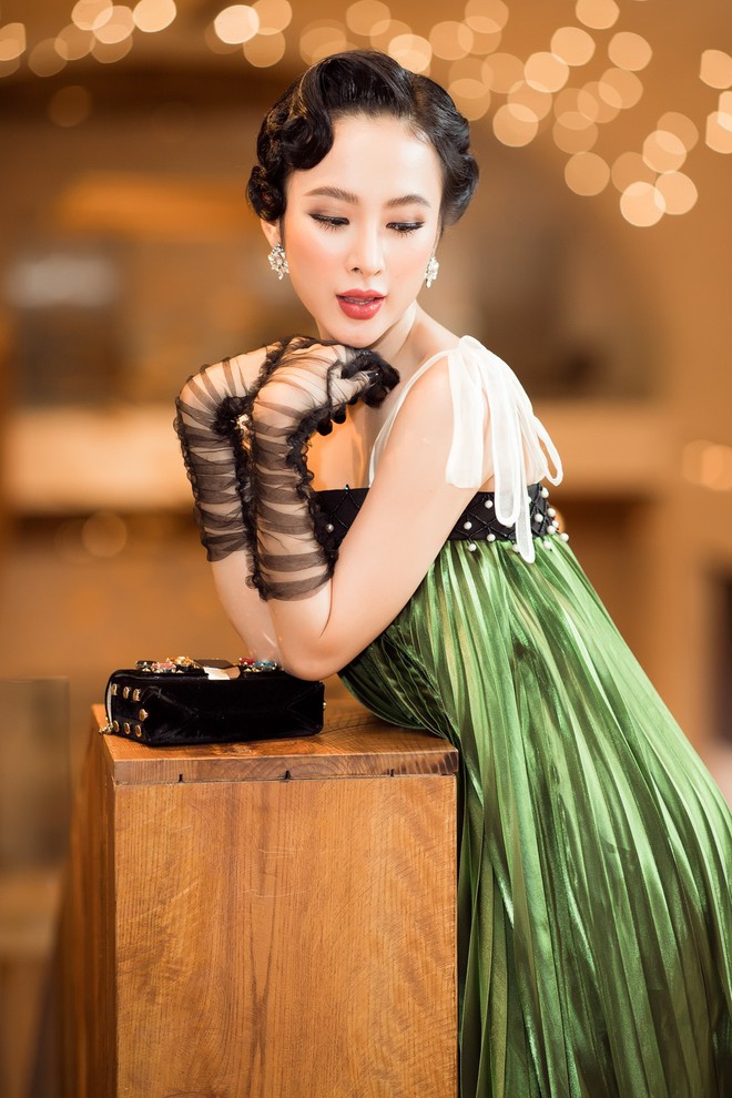 Không cần diện đồ bó sát khoe vòng ba ngoại cỡ, Angela Phương Trinh vẫn là tâm điểm với phong cách cổ điển - Ảnh 4.