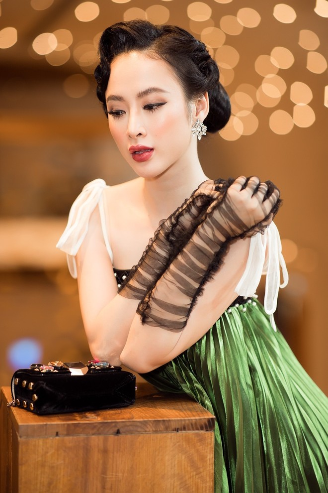 Kh&ocirc;ng cần diện đồ b&oacute; s&aacute;t khoe v&ograve;ng ba ngoại cỡ, Angela Phương Trinh vẫn l&agrave; t&acirc;m điểm với phong c&aacute;ch cổ điển - Ảnh 6.