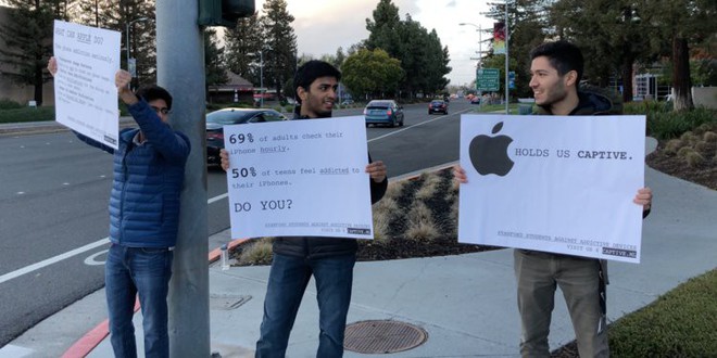 Sinh vi&ecirc;n Stanford k&ecirc;u gọi Apple c&ugrave;i bắp h&oacute;a sản phẩm v&igrave; giờ iPhone xịn qu&aacute;, g&acirc;y ảnh hưởng tới việc học tập - Ảnh 1.