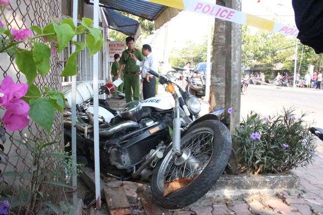 B&igrave;nh Dương: Hai chiến sĩ CSGT trọng thương v&igrave; bị &ocirc; t&ocirc; chở thuốc l&aacute; lậu t&ocirc;ng văng v&agrave;o vỉa h&egrave; - Ảnh 2.
