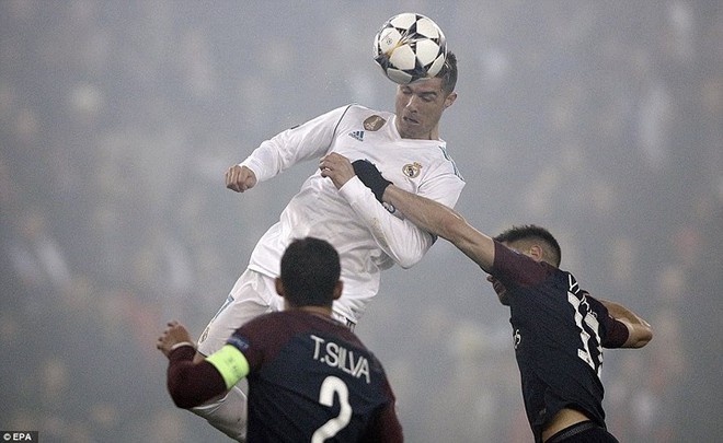 Cận cảnh: Pha “bỏ bóng đá người” của Cristiano Ronaldo với Dani Alves - Ảnh 11.