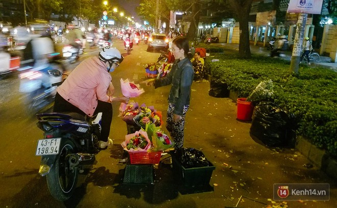 Chùm ảnh: Sợ ế hoa 8/3, sinh viên Sài Gòn tràn xuống lòng đường cố mời khách ghé mua  - Ảnh 14.