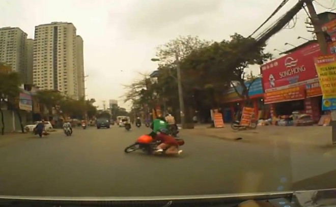 Clip: Bị kẻ gian cướp điện thoại khi đang ngồi sau xe GrabBike, cả tài xế và khách đều ngã ra đường - Ảnh 2.