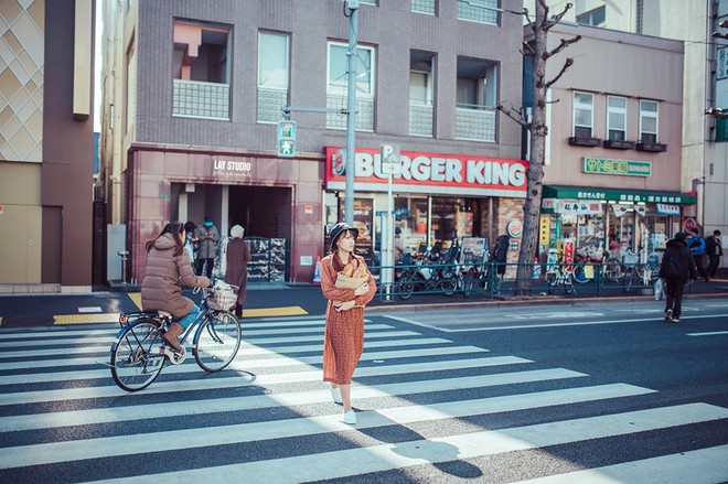 Giữa Tokyo hào nhoáng, có một cặp đôi Việt chụp ảnh cưới với concept bán báo - bán bánh mì  - Ảnh 2.
