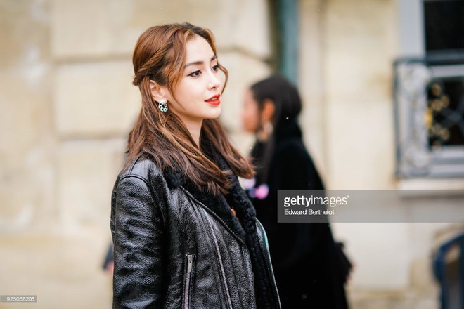 Ảnh Angela Baby kh&ocirc;ng photoshop tại Paris: Đẹp đẳng cấp từng milimet, lung linh như c&ocirc;ng ch&uacute;a bước ra từ cổ t&iacute;ch - Ảnh 1.