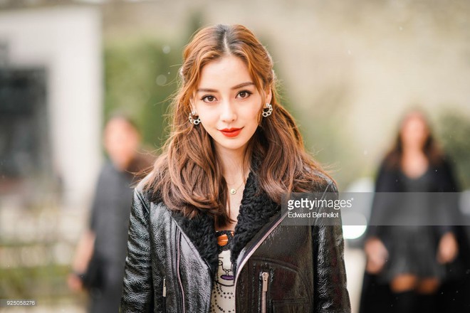 Ảnh Angela Baby kh&ocirc;ng photoshop tại Paris: Đẹp đẳng cấp từng milimet, lung linh như c&ocirc;ng ch&uacute;a bước ra từ cổ t&iacute;ch - Ảnh 2.