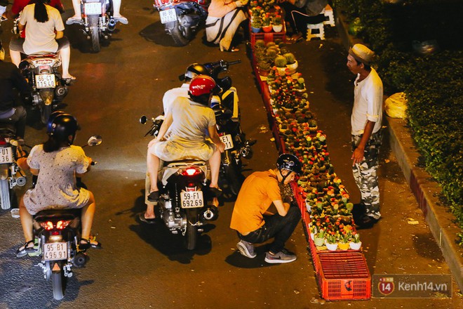 Chùm ảnh: Sợ ế hoa 8/3, sinh viên Sài Gòn tràn xuống lòng đường cố mời khách ghé mua  - Ảnh 3.