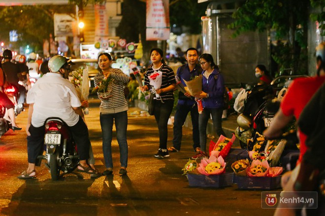 Chùm ảnh: Sợ ế hoa 8/3, sinh viên Sài Gòn tràn xuống lòng đường cố mời khách ghé mua  - Ảnh 5.