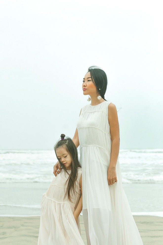 C&ocirc;ng ch&uacute;a lai nh&agrave; Đoan Trang xinh xắn như thi&ecirc;n thần, vui vẻ diện đầm đ&ocirc;i với mẹ - Ảnh 2.