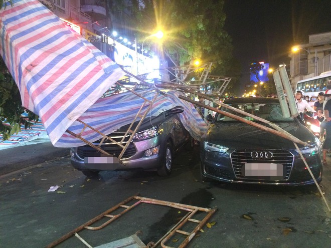 Gió lớn khiến giàn giáo đổ sập, thanh sắt đâm thủng kính xe Audi, nhiều người thoát chết trên phố Sài Gòn - Ảnh 2.