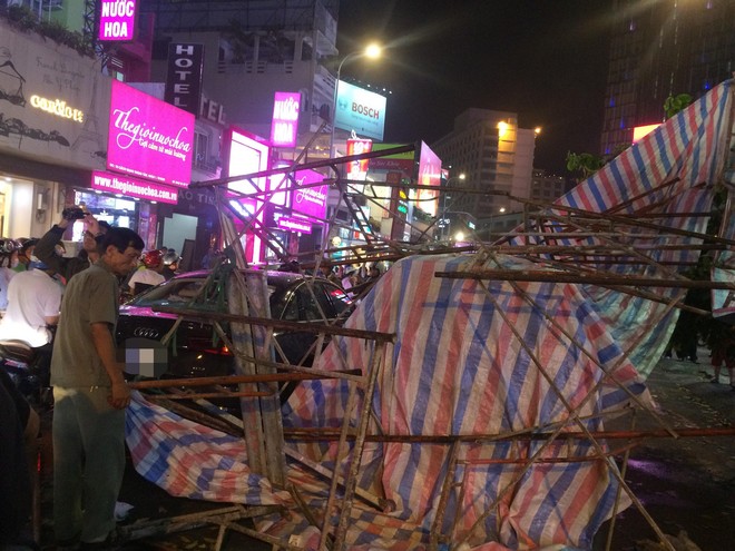Gió lớn khiến giàn giáo đổ sập, thanh sắt đâm thủng kính xe Audi, nhiều người thoát chết trên phố Sài Gòn - Ảnh 1.