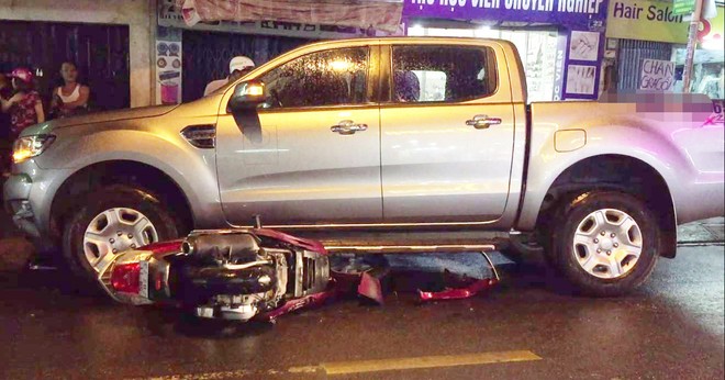 Sài Gòn: Hai thanh niên chạy xe máy tốc độ cao gây tai nạn khiến 2 mẹ con nhập viện rồi bỏ trốn khỏi hiện trường - Ảnh 1.