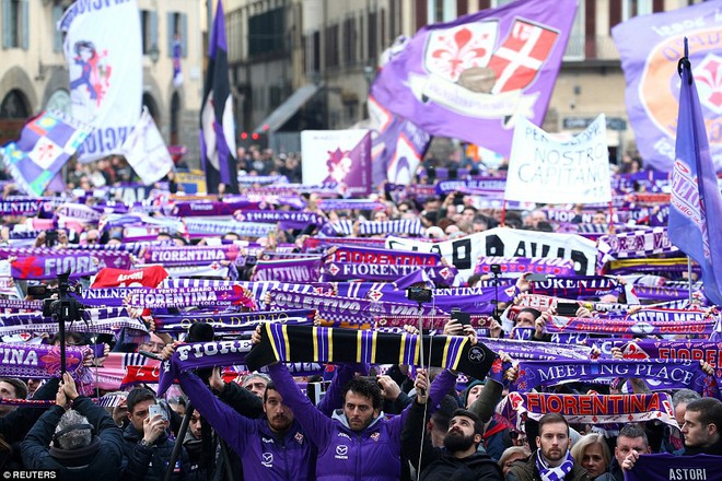 Buffon rơi nước mắt tiễn đưa đội trưởng Fiorentina vừa đột ngột qua đời - Ảnh 10.