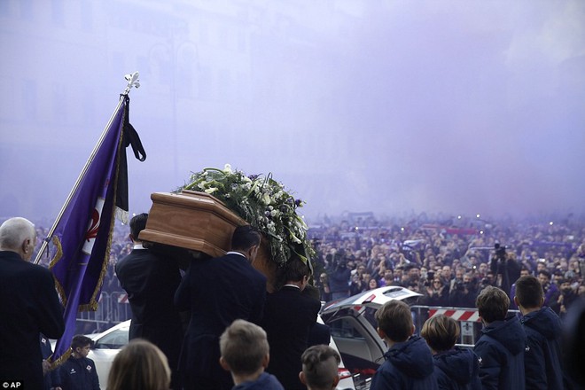 Buffon rơi nước mắt tiễn đưa đội trưởng Fiorentina vừa đột ngột qua đời - Ảnh 2.