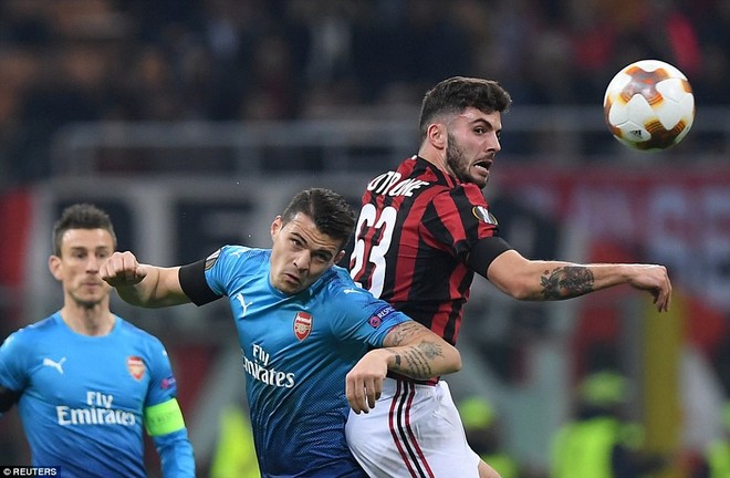 AC Milan 0-2 Arsenal: Ai bảo thầy tr&ograve; Wenger khủng hoảng? - Ảnh 3.
