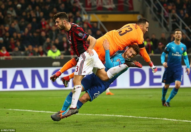 AC Milan 0-2 Arsenal: Ai bảo thầy tr&ograve; Wenger khủng hoảng? - Ảnh 4.