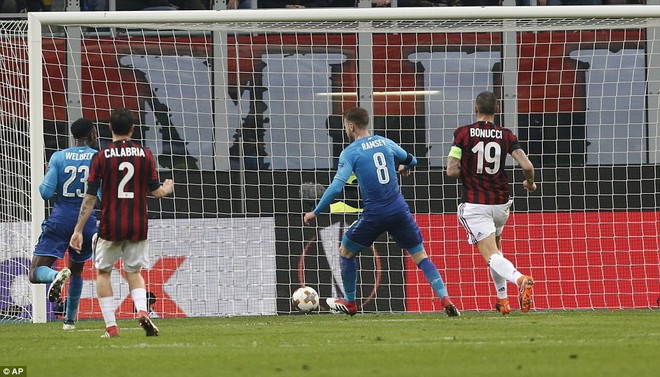 AC Milan 0-2 Arsenal: Ai bảo thầy tr&ograve; Wenger khủng hoảng? - Ảnh 9.