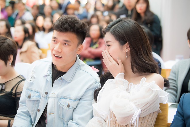 D&acirc;n mạng ph&aacute;t sốt v&igrave; thủ m&ocirc;n B&ugrave;i Tiến Dũng v&agrave; hoa hậu Mỹ Linh tươi r&oacute;i xuất hiện cạnh nhau trong sự kiện  - Ảnh 2.