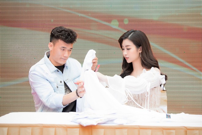 D&acirc;n mạng ph&aacute;t sốt v&igrave; thủ m&ocirc;n B&ugrave;i Tiến Dũng v&agrave; hoa hậu Mỹ Linh tươi r&oacute;i xuất hiện cạnh nhau trong sự kiện  - Ảnh 5.