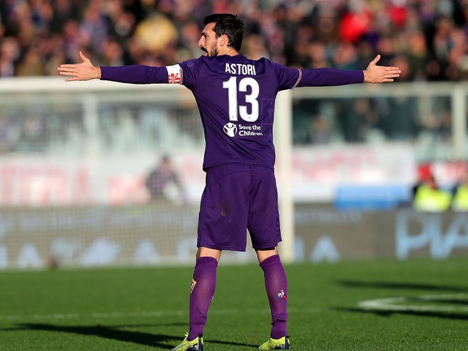 Buffon rơi nước mắt tiễn đưa đội trưởng Fiorentina vừa đột ngột qua đời - Ảnh 20.