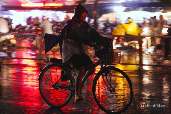 Người Sài Gòn thích thú với cơn mưa rào giải nhiệt sau những ngày nắng nóng như đổ lửa - Ảnh 4.