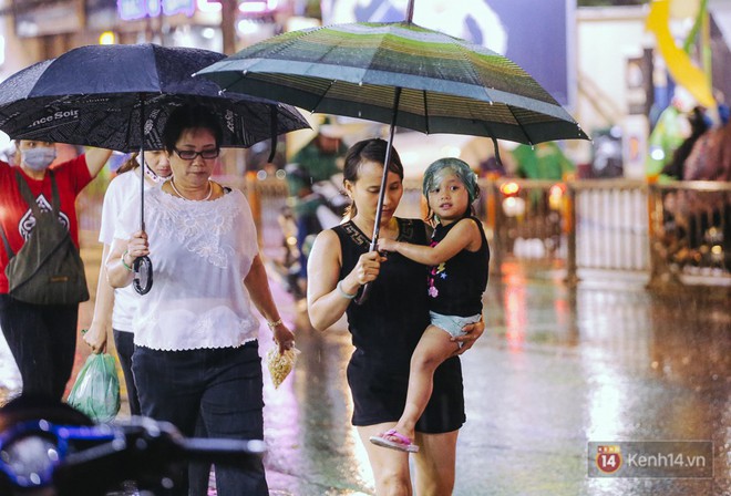 Người Sài Gòn thích thú với cơn mưa rào giải nhiệt sau những ngày nắng nóng như đổ lửa - Ảnh 5.