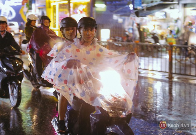 Người Sài Gòn thích thú với cơn mưa rào giải nhiệt sau những ngày nắng nóng như đổ lửa - Ảnh 2.