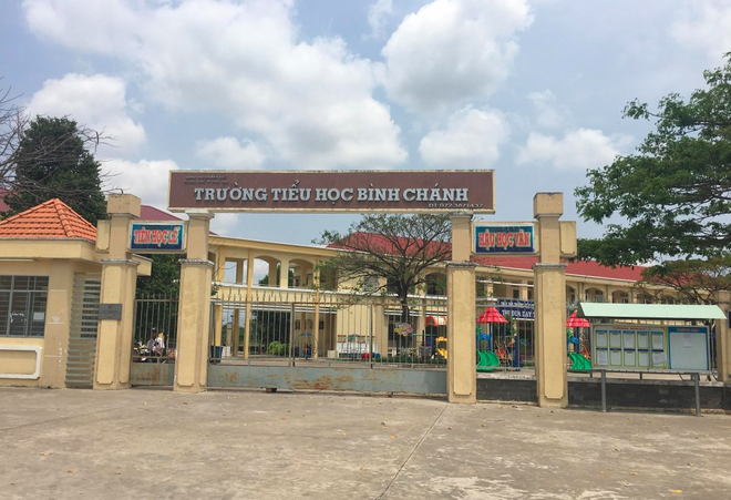 Vụ gi&aacute;o vi&ecirc;n quỳ xin lỗi phụ huynh: &ldquo;C&ugrave;ng h&agrave;nh vi quỳ đ&oacute;, dường như ch&uacute;ng ta đang qu&ecirc;n học sinh c&ograve;n chịu sang chấn t&acirc;m l&yacute; nhiều hơn&rdquo; - Ảnh 1.