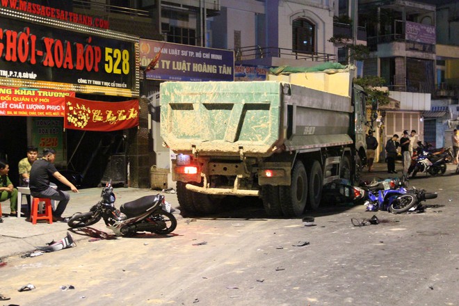 Khởi tố tài xế xe ben gây tai nạn kinh hoàng khiến 6 người thương vong ở Sài Gòn - Ảnh 1.