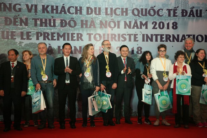 Cậu bạn ngoại quốc nổi tiếng với 3s lên Thời sự: Cao 1m76, biết nói 6 thứ tiếng - Ảnh 2.