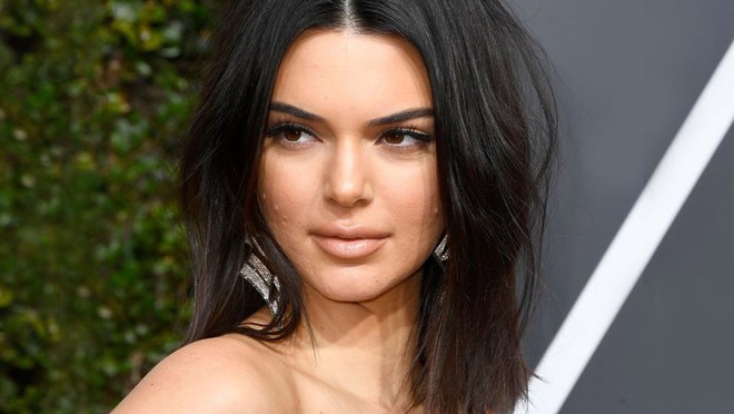 Dù Kendall Jenner lộng lẫy nhất nhì thảm đỏ Quả Cầu Vàng nhưng làn da mụn sần sùi của cô mới là tâm điểm bàn tán - Ảnh 4.