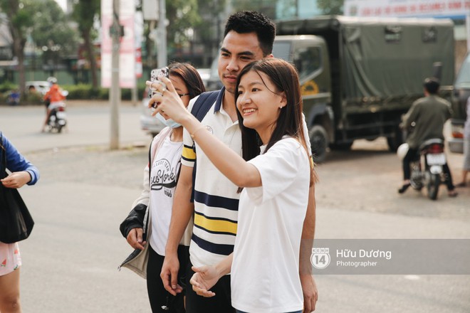 Fan nữ h&uacute; h&eacute;t Chồng tui k&igrave;a khi thấy Quang Hải, Duy Mạnh U23 - Ảnh 3.