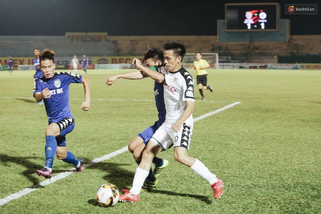 Chia điểm tr&ecirc;n s&acirc;n G&ograve; Đậu, H&agrave; Nội mất ng&ocirc;i đầu - Ảnh 9.