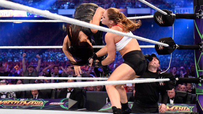 “Quái nữ” UFC Ronda Rousey  ra mắt thành công ở đấu trường WWE - Ảnh 6.