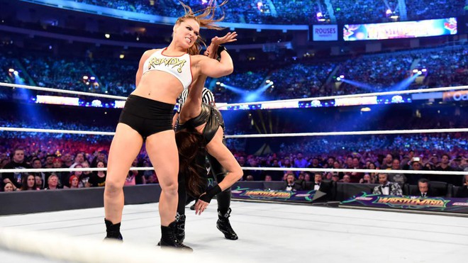 “Quái nữ” UFC Ronda Rousey  ra mắt thành công ở đấu trường WWE - Ảnh 7.